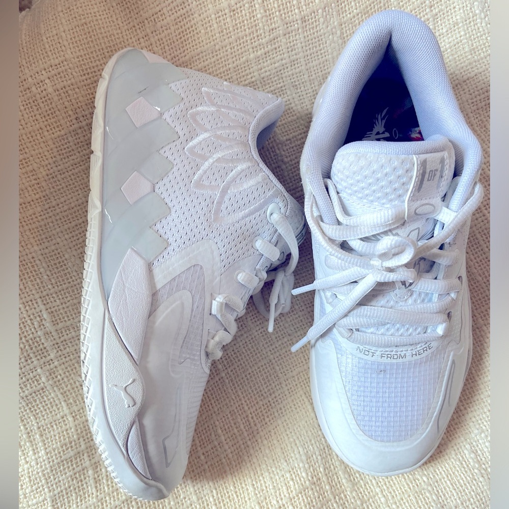Lamelo ball basket ball shoes. normal season basket ball shoes